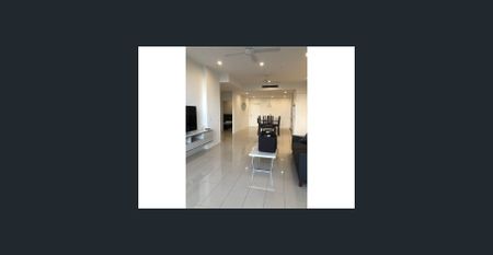 Spacious 2 Bedroom 2 Bathroom Apartment on Ground Floor! - Photo 3