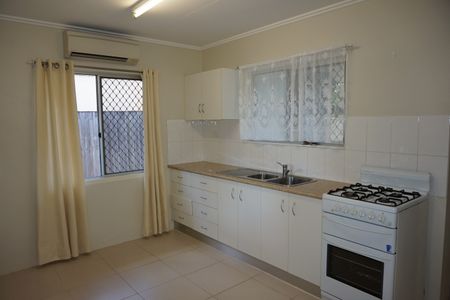 Cosy 1 Bedroom Half Duplex - Close to Everything! - Photo 3