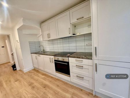 3 bedroom detached house to rent - Photo 3