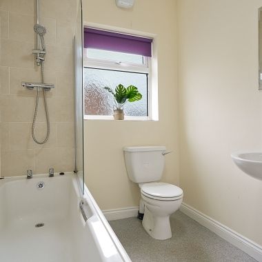 4 bedroom property with 2 bathrooms - Photo 1