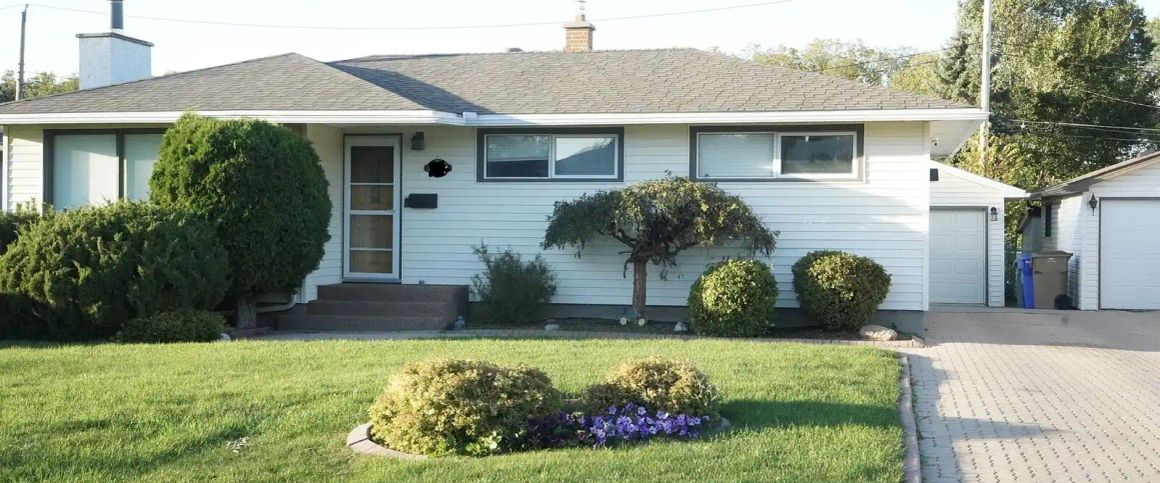 Well Maintained and Spacious 5 bedroom + 2 bathrooms Home For Rent — 5 Bedrooms House - Photo 1