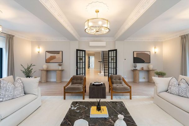 A beautifully refurbished five-bedroom family home, perfectly positioned within the highly sought-after private Coombe Park Estate. - Photo 1