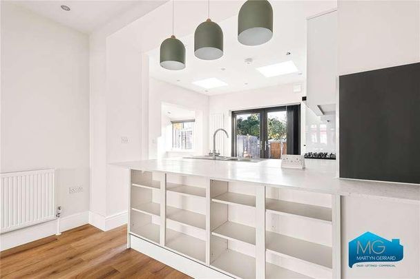 Hyde Park Avenue, London, N21 - Photo 1