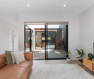 4 bedrooms + 3 bathrooms - Photo 1