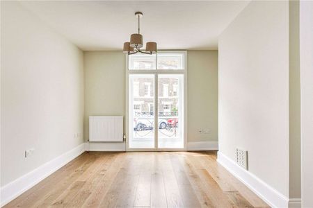 This charming period house is a contemporary family home set over 3 floors. Not suitable for sharers. - Photo 2