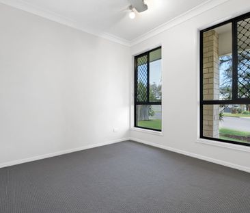 MODERN 3 BEDROOM FAMILY HOME - TIDY LAWN FOR LOW MAINTENANCE - Photo 3