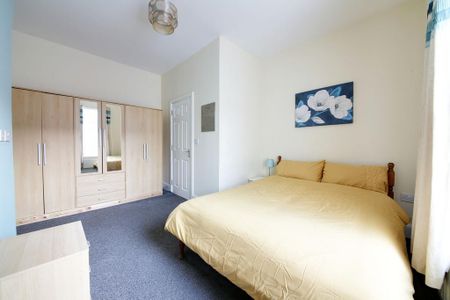 1 bedroom in a house share to rent - Photo 3