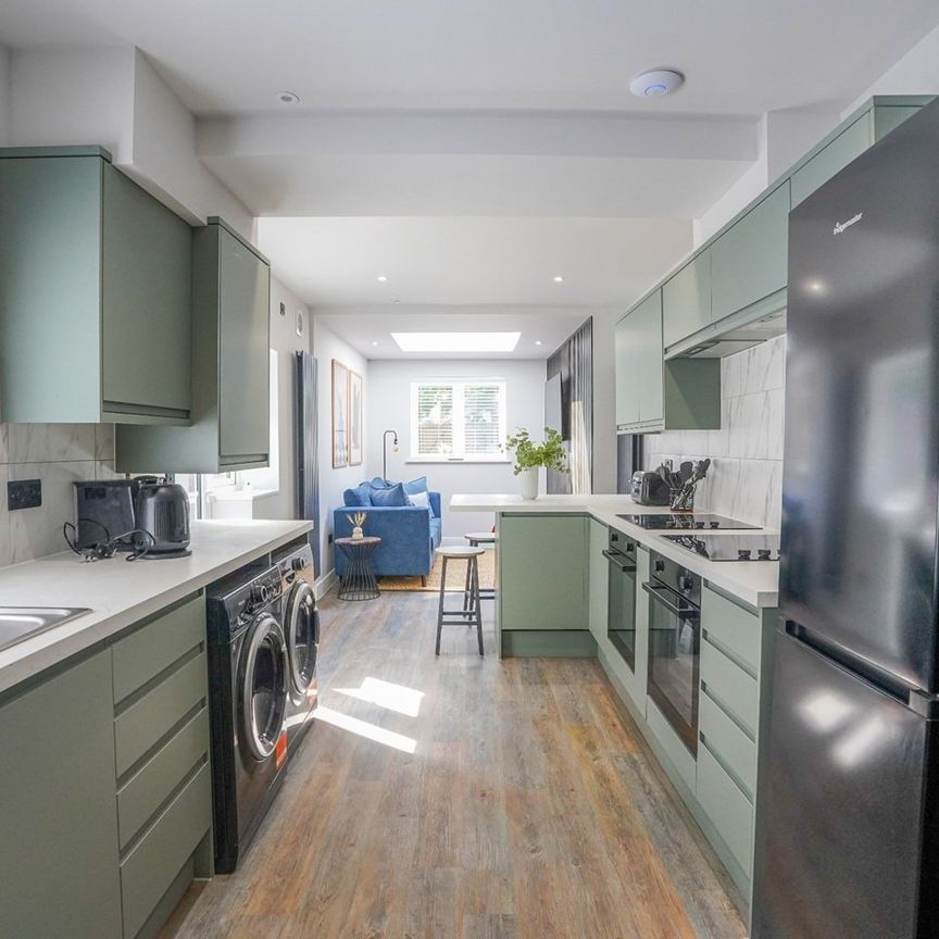 6 Bed Terraced House, Milton Road, SO15 - Photo 1