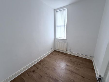 3 bedroom flat to rent - Photo 2