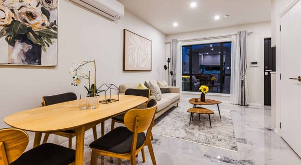 Modern Family Living with nearby beach - Photo 1