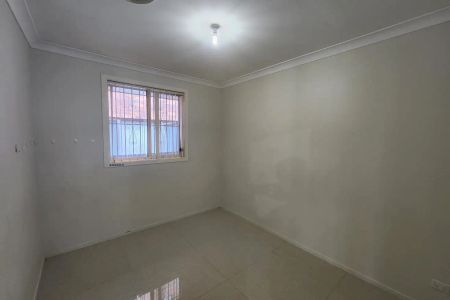 “Available 27 November” - Photo 4