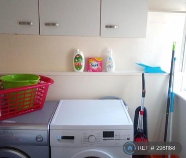 1 bedroom in a flat share to rent - Photo 2