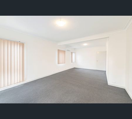 1/8 Glazebury Court, Langwarrin, Vic 3910 - Photo 2
