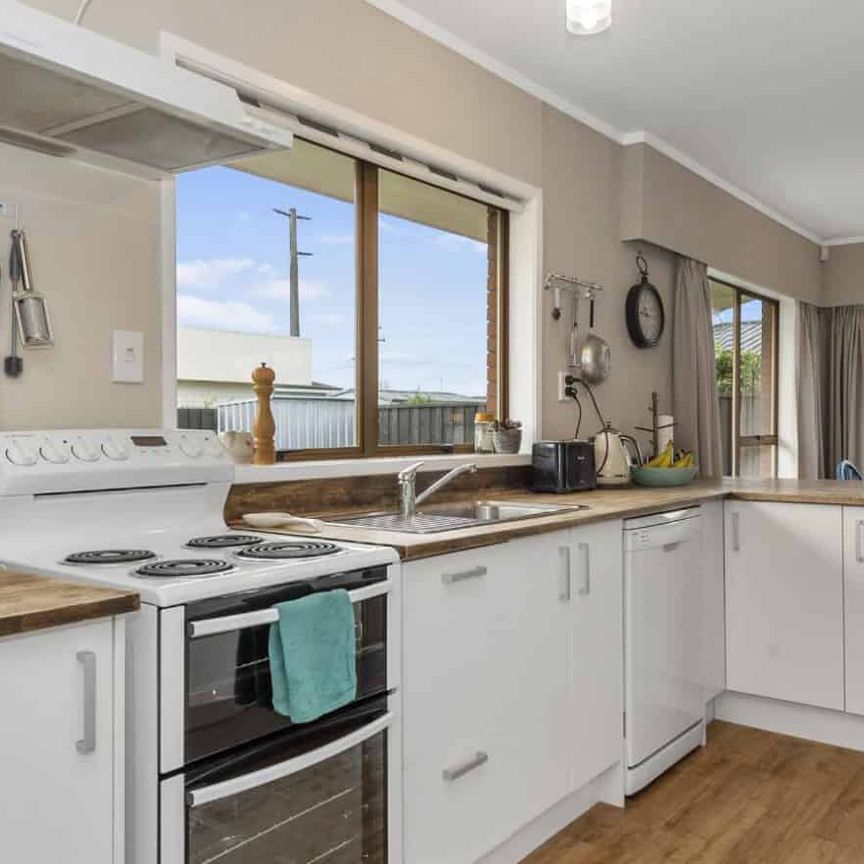 Charming Two Bedroom Unit - Photo 1