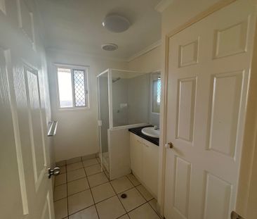 SPACIOUS SOUTH GLADSTONE UNIT IN QUIET LOCATION - Photo 4