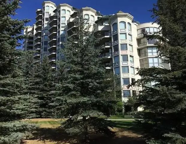 FRESHLY RENOVATED DOWNTOWN CONDO – 2 BEDROOM + DEN | 303 - 1108 6 Avenue Southwest, Calgary - Photo 1