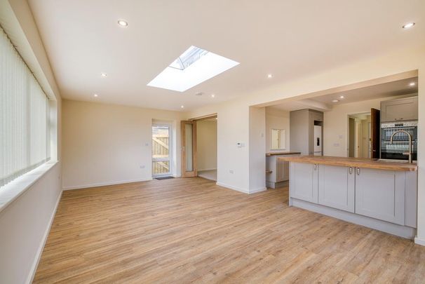 4 bedroom chalet to rent - Photo 1