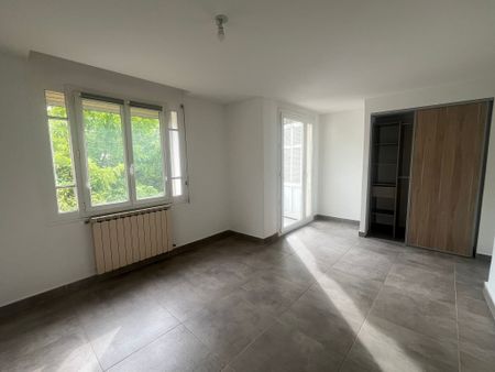 Location Appartement 3 pièces 80m² HYERES 83400 - Photo 4