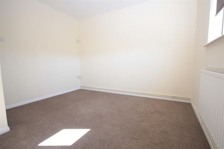 2 bedroom Flat to let - Photo 2