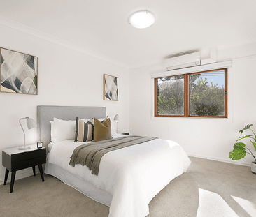 Chic Townhouse with Courtyards, Parking & Prime Leichhardt Location - Photo 5