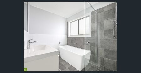 Four Bedroom Townhouse - Photo 4