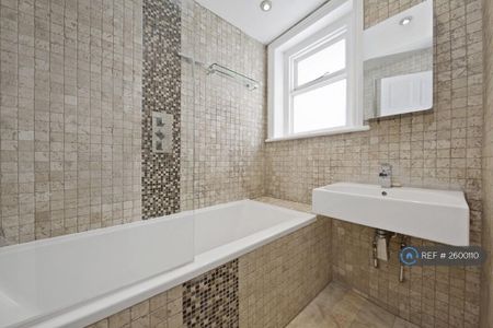 3 bedroom flat to rent - Photo 4