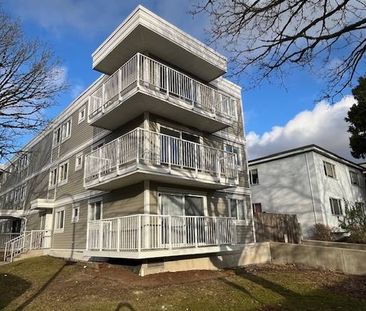 CONDO-renovated-BRIGHT-dishwasher-LAUNDRY-2 balconies-CLEAN - Photo 3