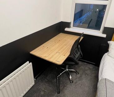 En-Suite Room, 4 Eglantine Gardens, Belfast, BT9 6EZ - Photo 5