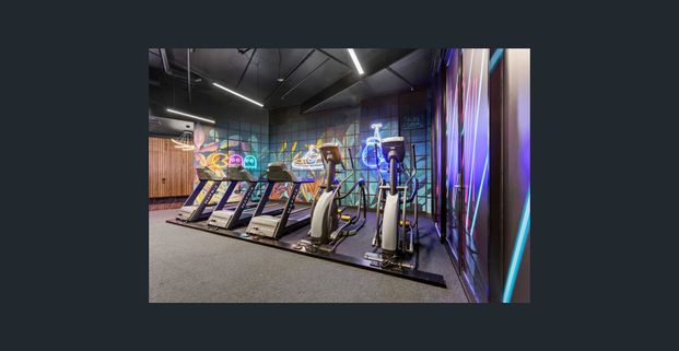 MODERN 2 BED APARTMENT WITH ROOFTOP POOL AND GYM - Photo 1