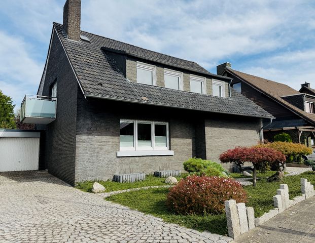 Ihr neues Zuhause zum Wohlfühlen - großzügige Dachgeschosswohnung im Zweifamilienhaus! - Photo 1