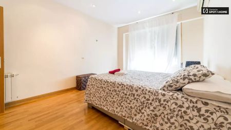 Double bed in Room in a shared 6-bedroom apartment for rent in La Vega Baixa, professionals only - Photo 2