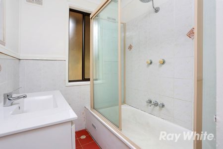 Neat 4 Bedroom Home with Comfort & Convenience - Photo 4