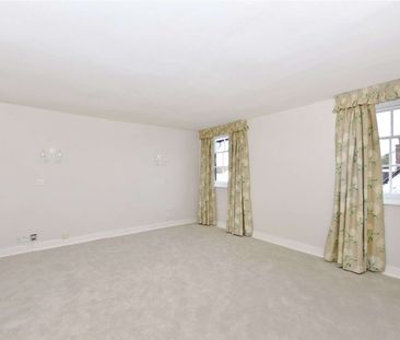 A charming character cottage in the heart of Henley - Photo 2