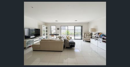 Charming two-storey home with modern amenities and versatile living space - Photo 3