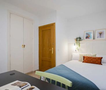 Room in a shared 25-bedroom apartment for rent in Valdeacederas. - Photo 2