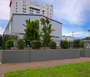 Low maintenance unit in convenient setting - Photo 4