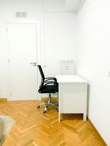 Carrer de Calvet, Barcelona, Catalonia 08021 - Photo 3