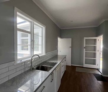 Three Bedrooms on Kings Drive - Photo 4