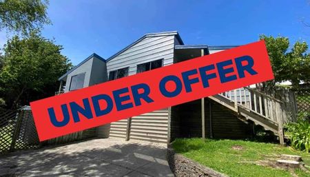 Welcome Bay Family Home - Photo 3