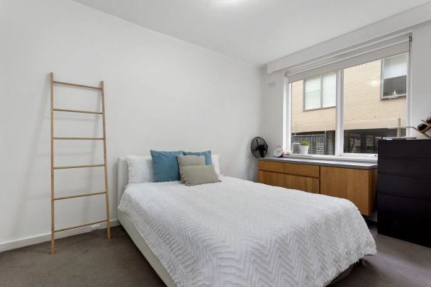 Large, renovated ground floor apartment directly opposite the beach! - Photo 1