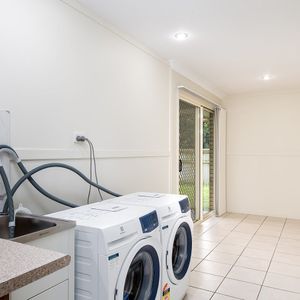 Self contained studio style - Furnished Unit in Bald Hills -Bills Included! - Photo 2