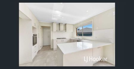 SPACIOUS FAMILY LIVING IN A QUIET COURT LOCATION! - Photo 3