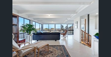 Sophisticated Coastal Residence with Panoramic Outlook - Photo 3