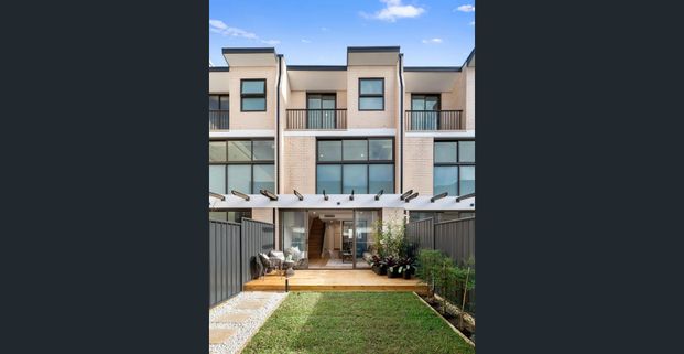 Stunning Designer 4 Bedroom Townhouse with LUG, Ultra Convenient Location, 9 Month Lease - Photo 1