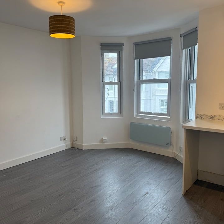 2 Bed Flat, Linton Road, BN3 - Photo 1