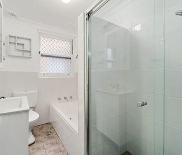 Air-Conditioned & Recently Updated Two-Bedroom Apartment - Photo 3