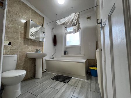 Room in a Shared House, Newquay Road, SE6 - Photo 4