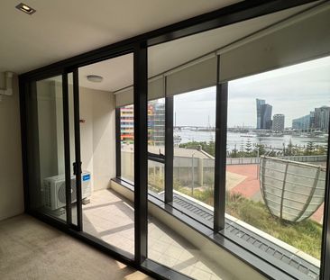 Bright & Spacious 1-Bedroom Apartment in Docklands – Prime Waterfro... - Photo 2