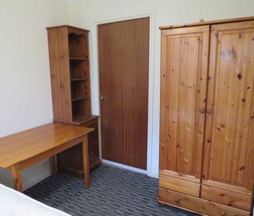 4 bedroom semi-detached house to rent - Photo 4