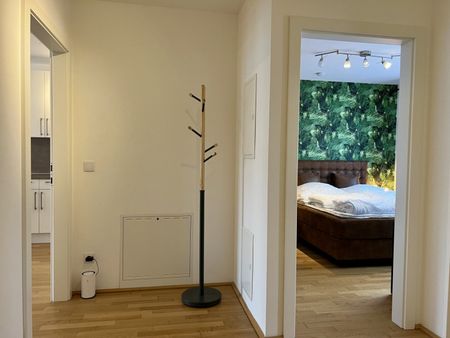Stilvolle, voll möblierte 2-Zimmer-Wohnung mit Loggia – ruhige Innenhoflage - Photo 3